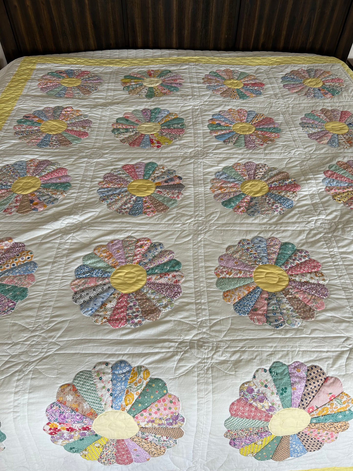 Yellow Dresden Plate Quilt | 1940s