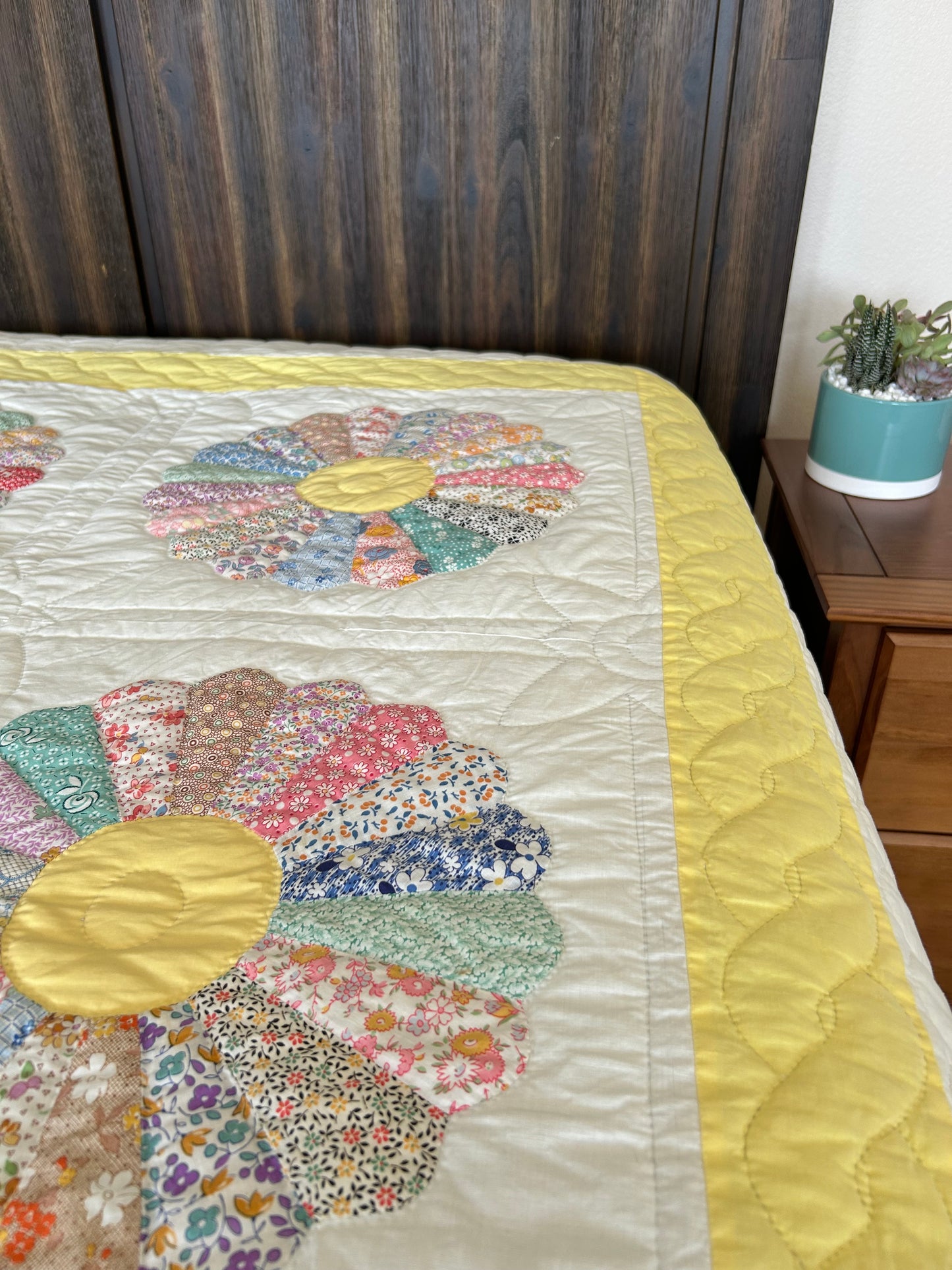 Yellow Dresden Plate Quilt | 1940s