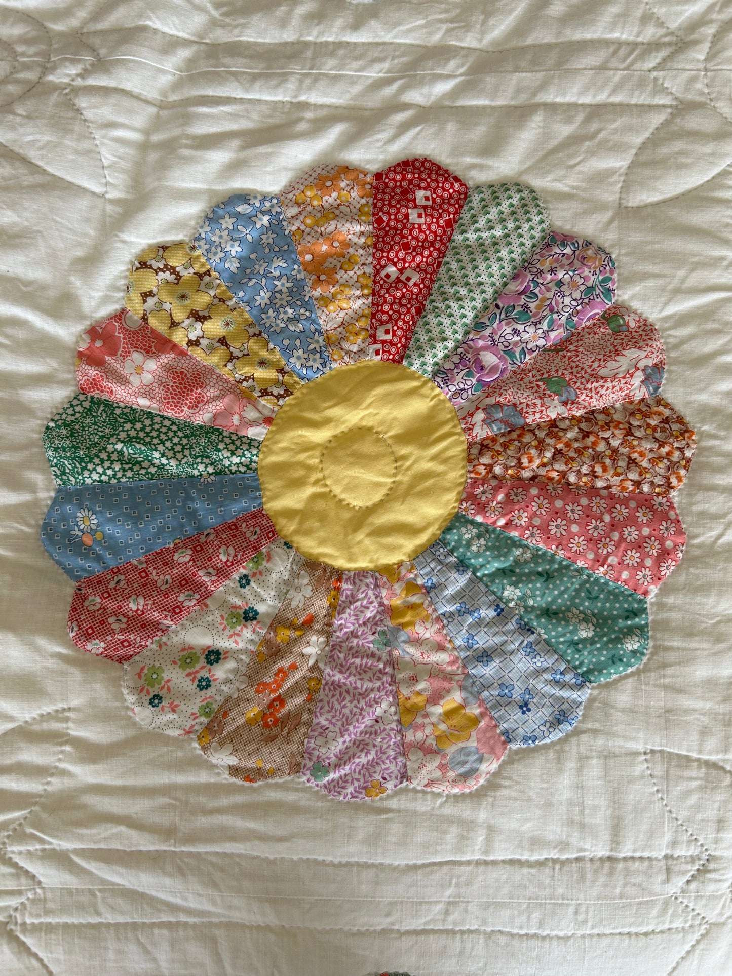 Yellow Dresden Plate Quilt | 1940s