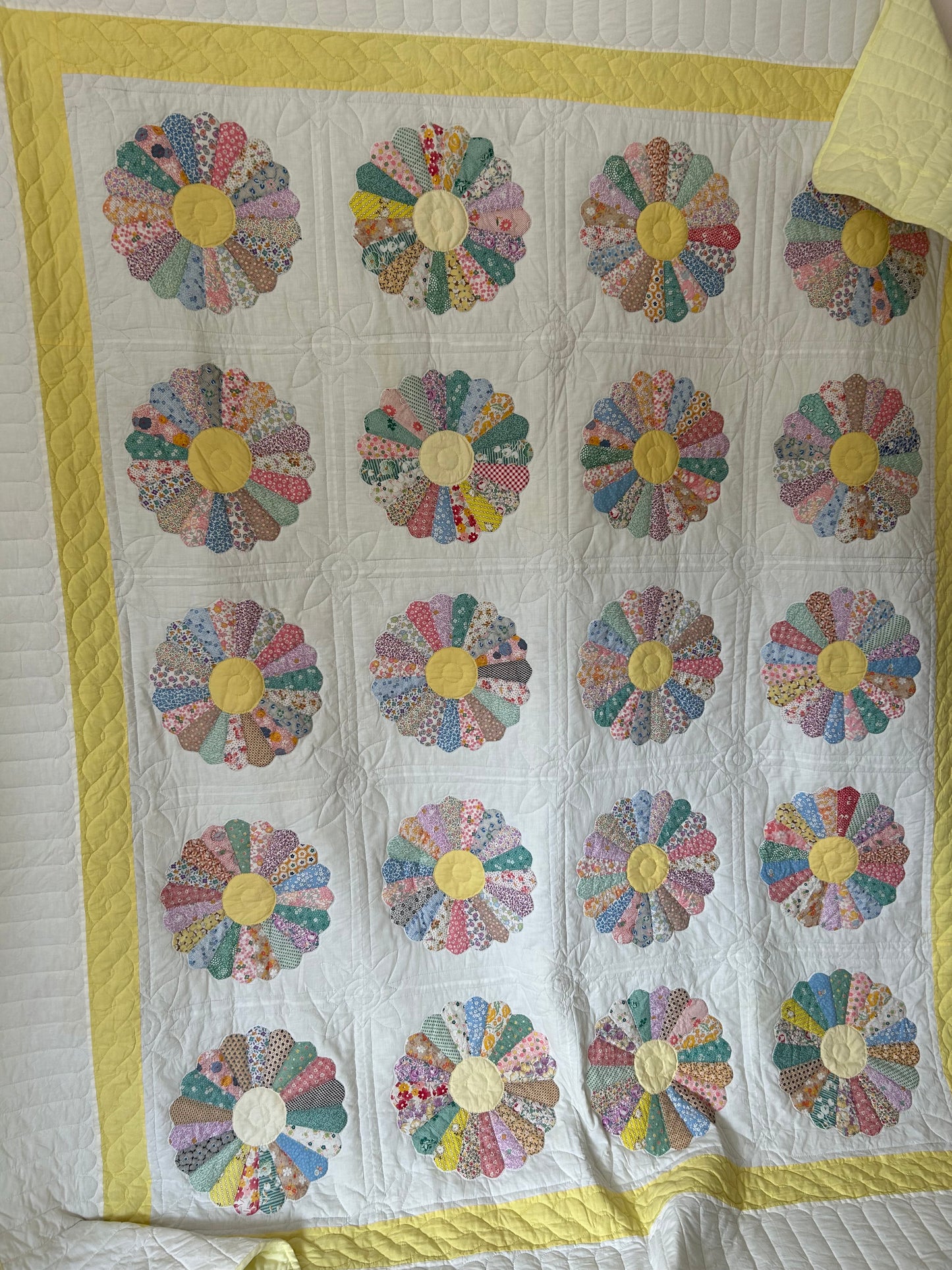 Yellow Dresden Plate Quilt | 1940s