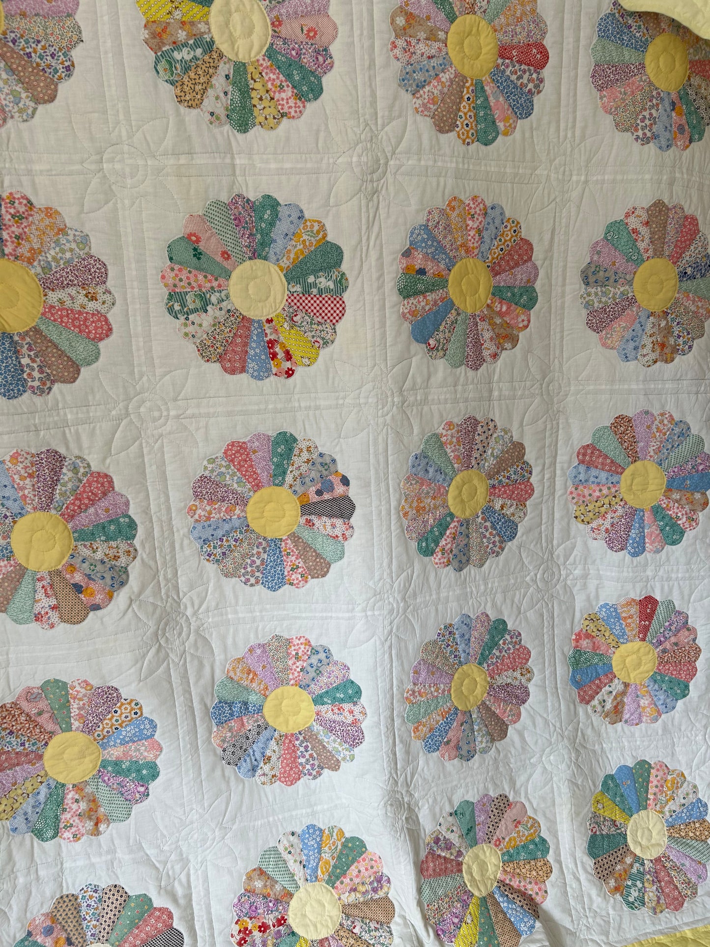 Yellow Dresden Plate Quilt | 1940s