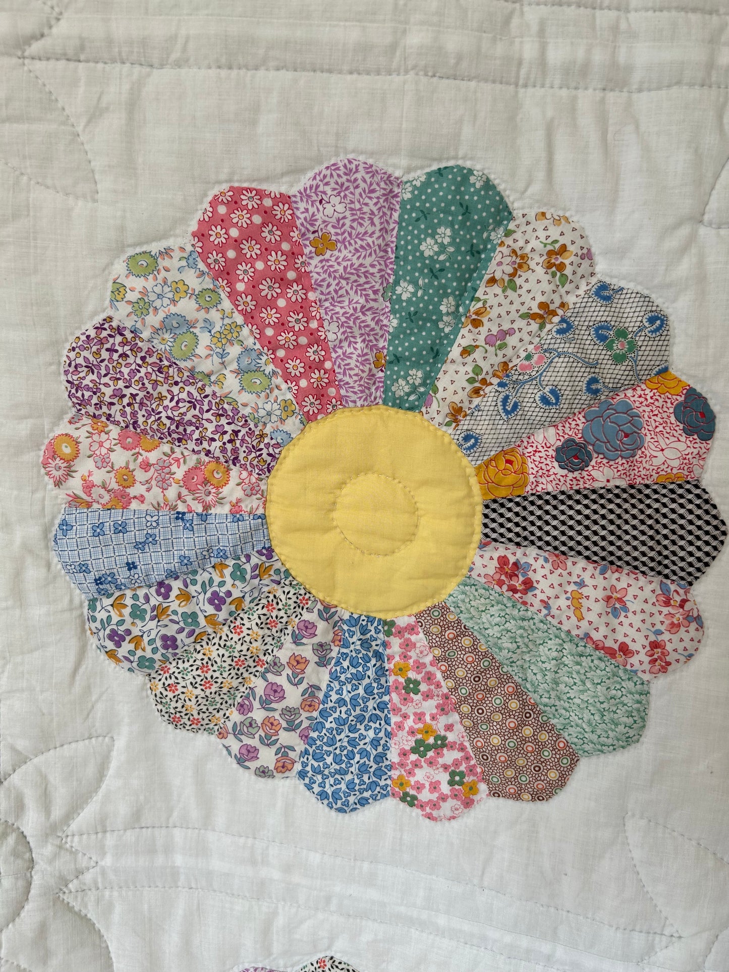 Yellow Dresden Plate Quilt | 1940s