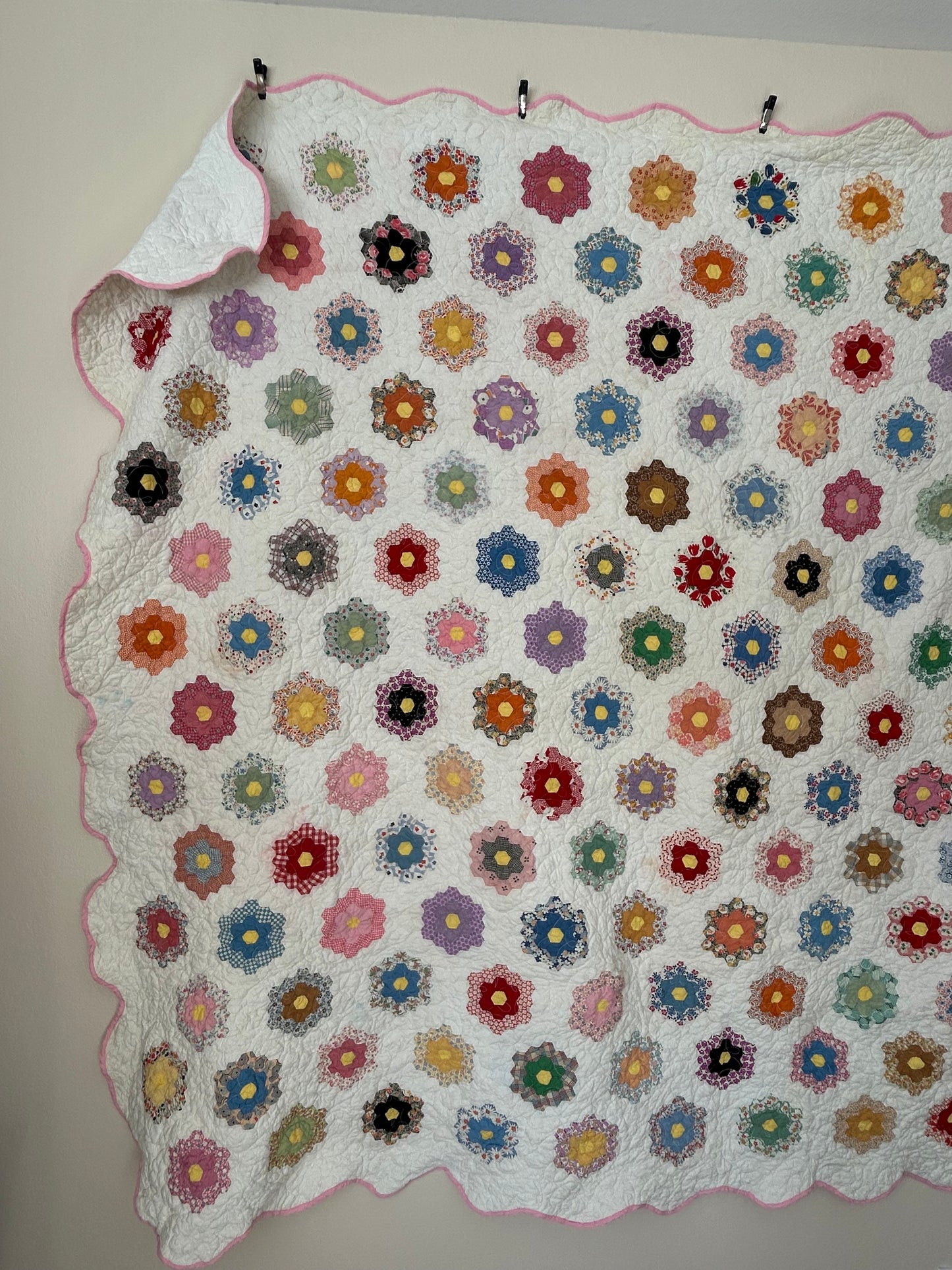 Flower Garden Quilt | Grandmother’s Flower Garden, Feedsack Fabrics & Pink Binding