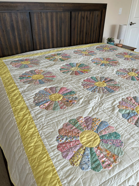 Yellow Dresden Plate Quilt | 1940s