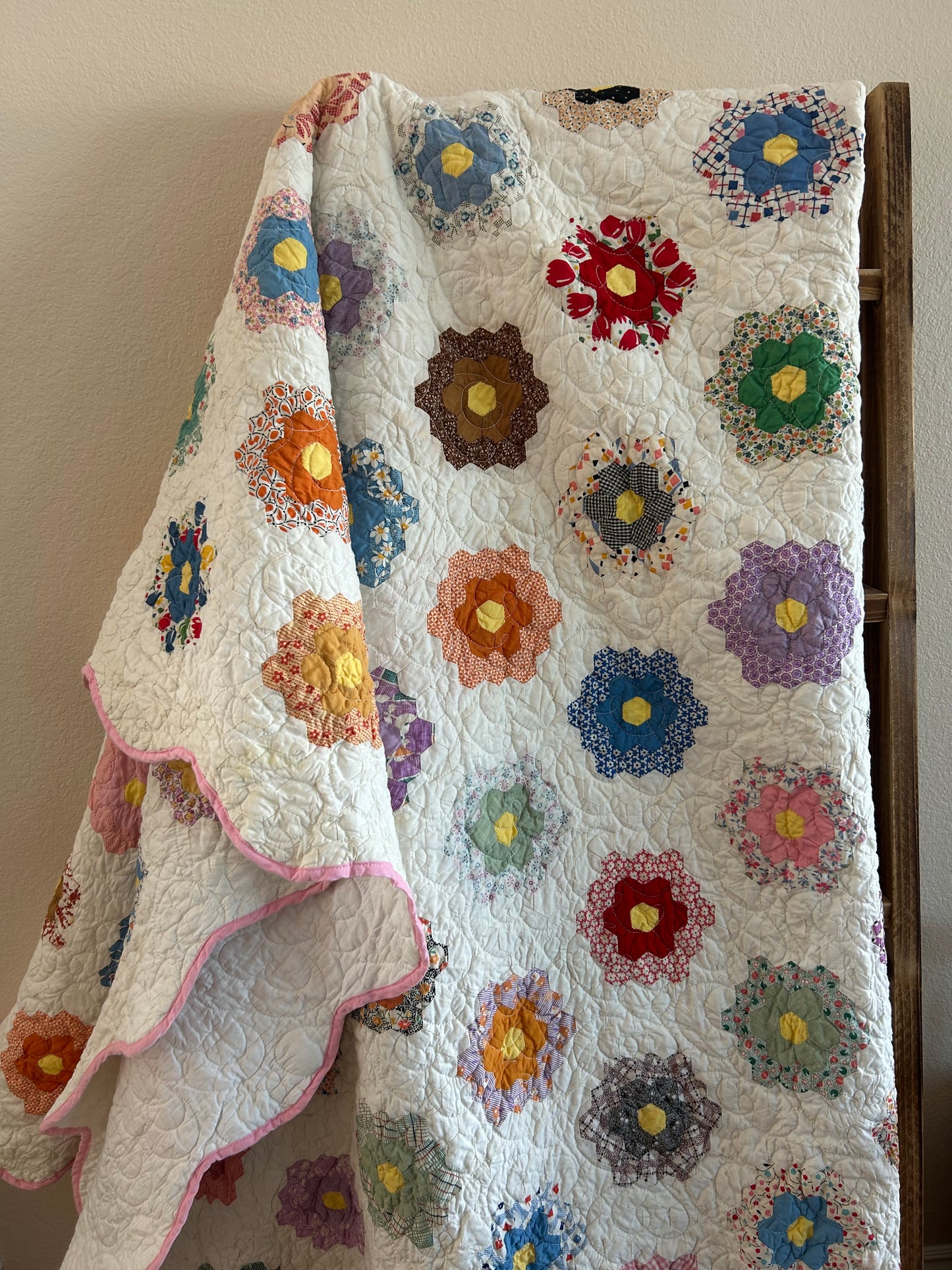 Flower Garden Quilt | Grandmother’s Flower Garden, Feedsack Fabrics & Pink Binding
