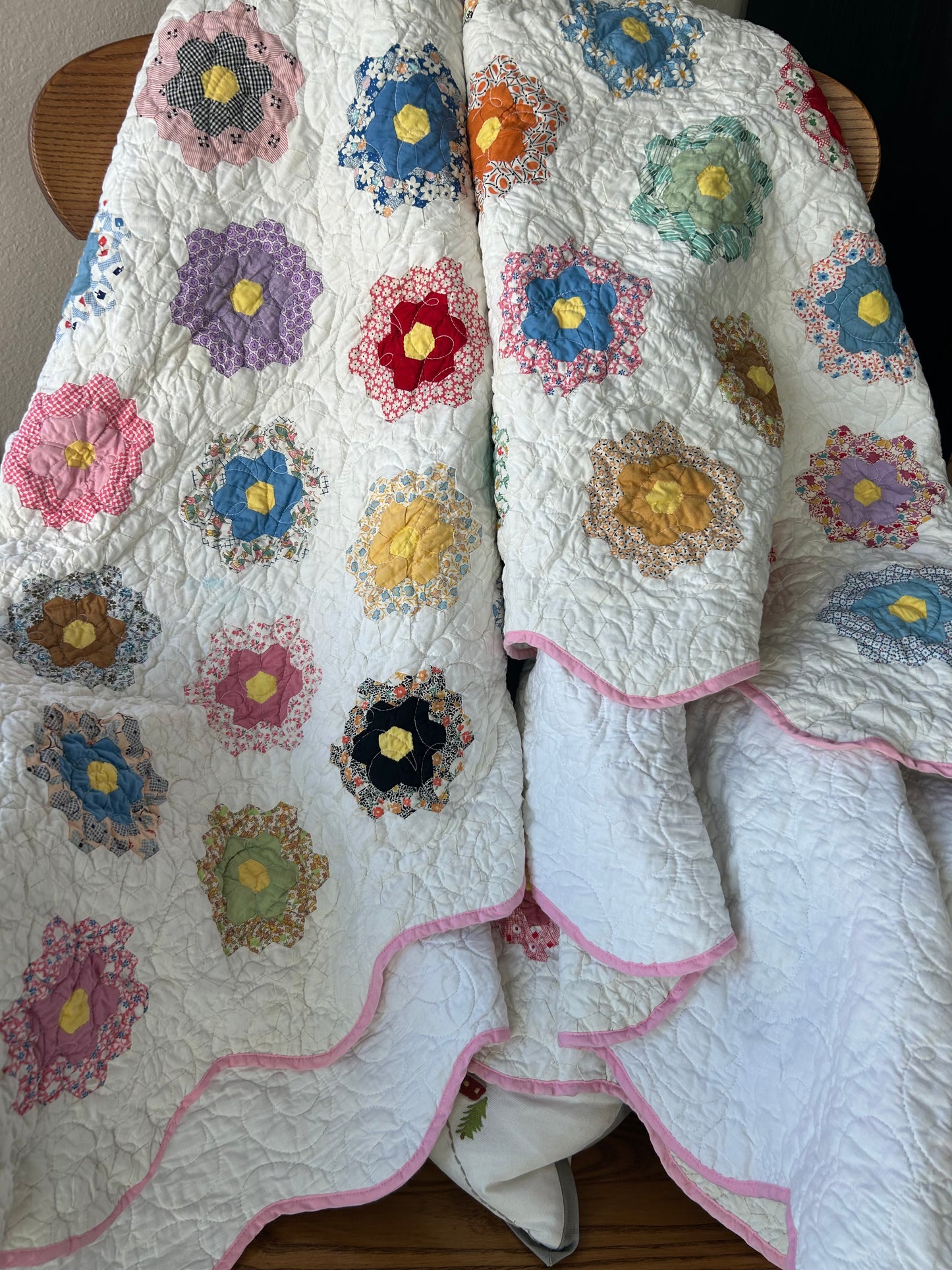 Flower Garden Quilt | Grandmother’s Flower Garden, Feedsack Fabrics & Pink Binding