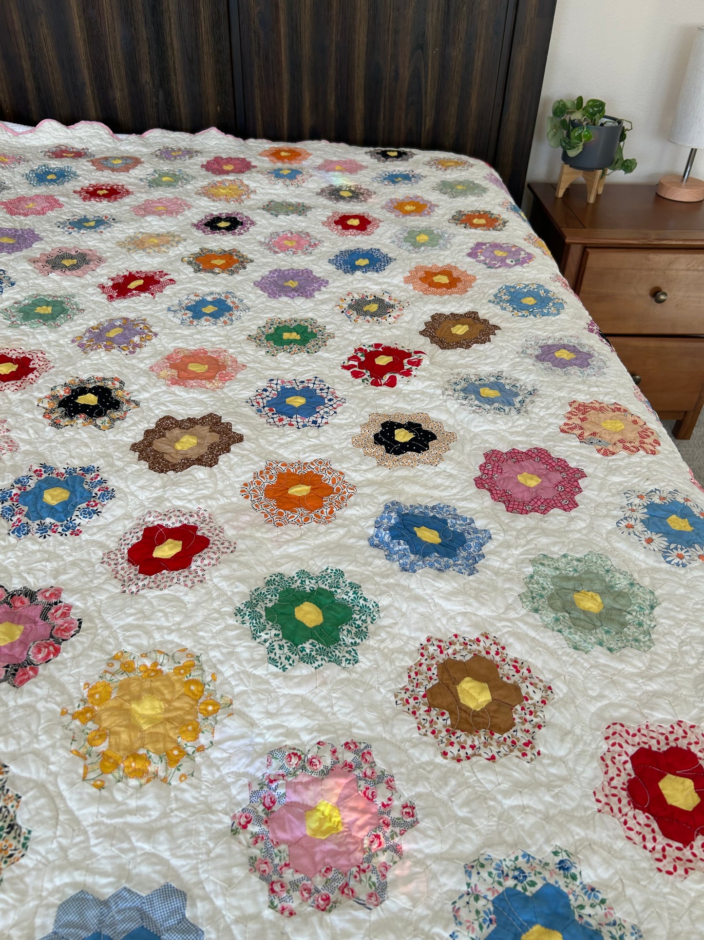 Flower Garden Quilt | Grandmother’s Flower Garden, Feedsack Fabrics & Pink Binding