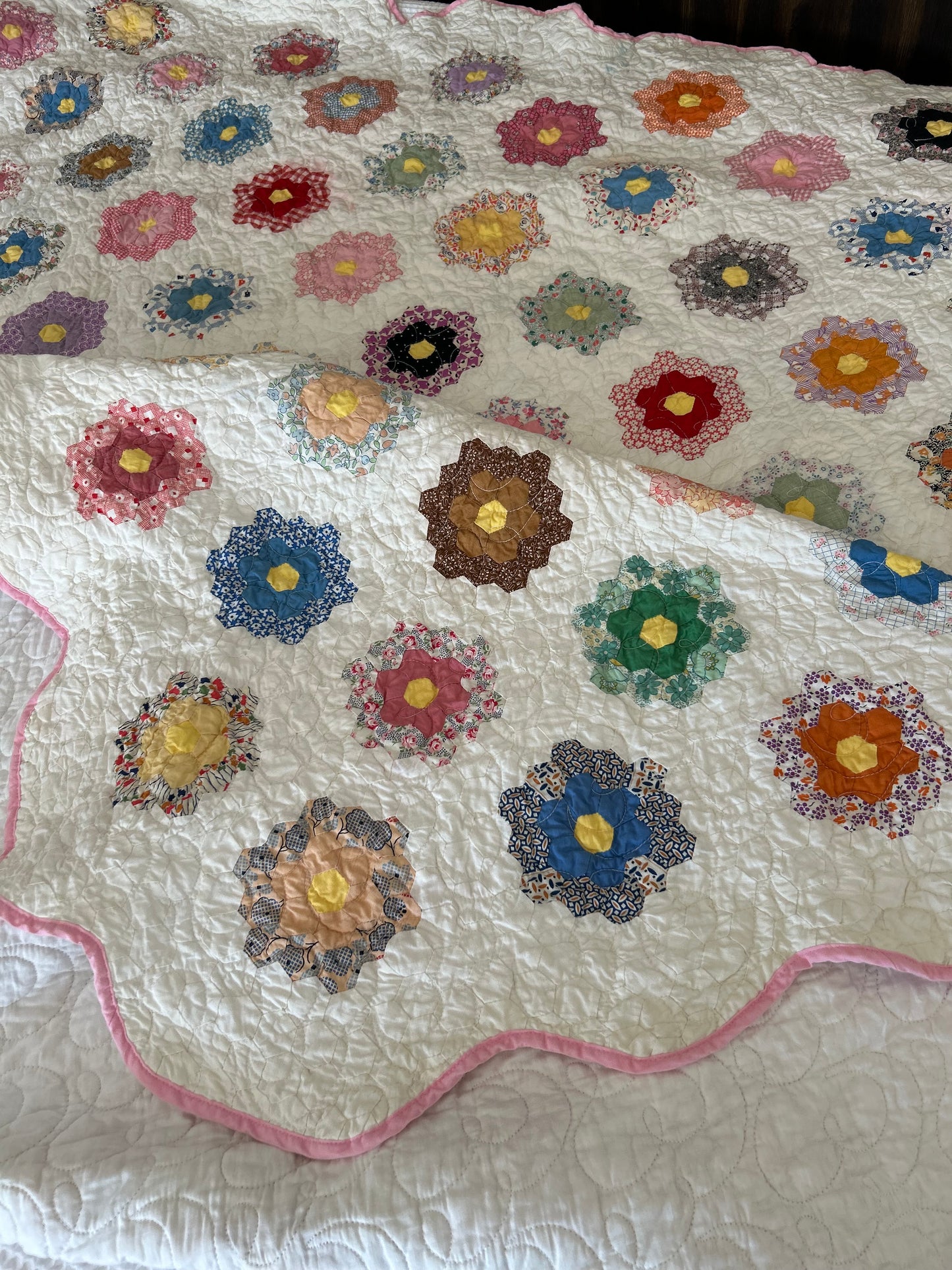 Flower Garden Quilt | Grandmother’s Flower Garden, Feedsack Fabrics & Pink Binding