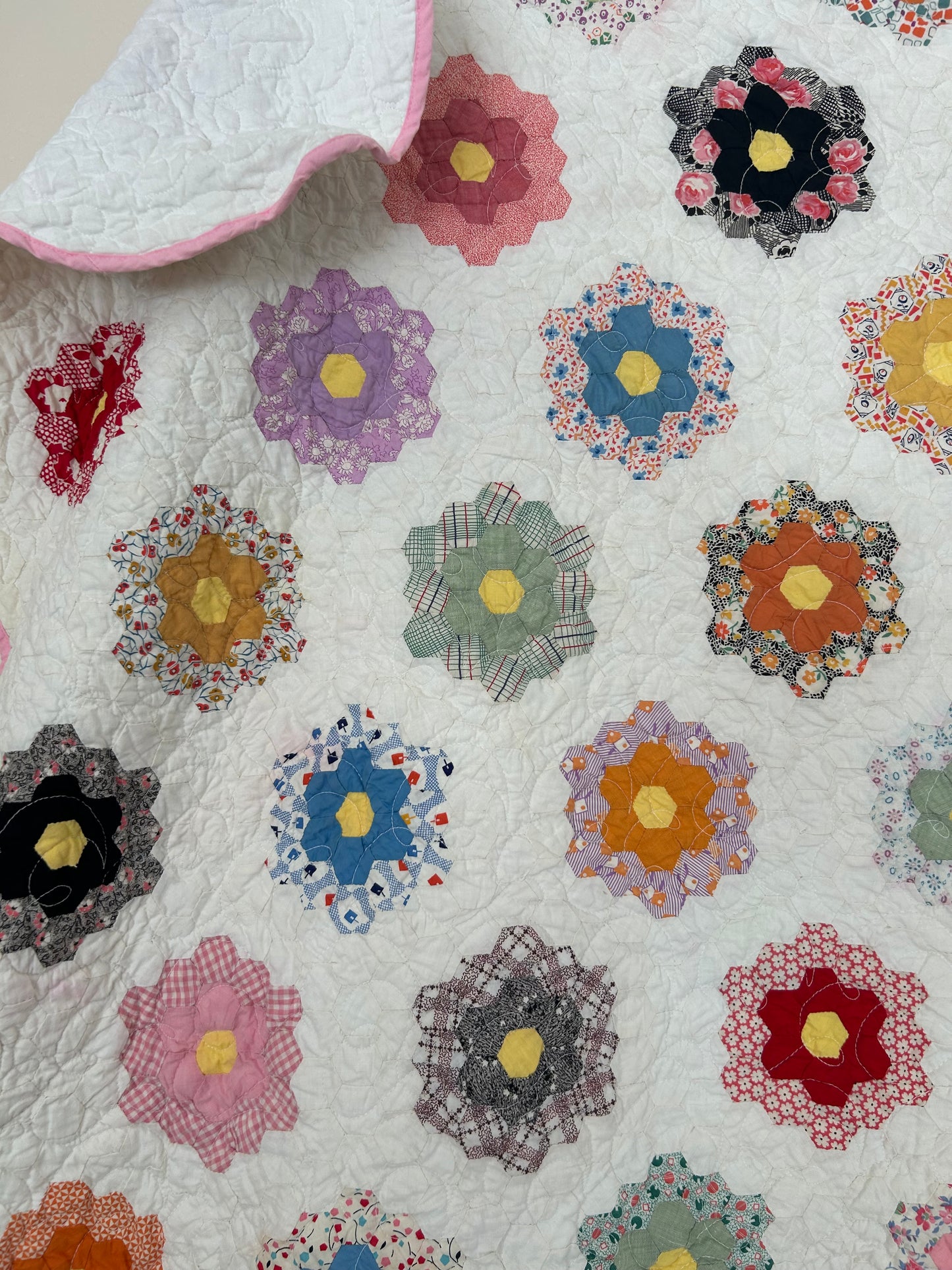 Flower Garden Quilt | Grandmother’s Flower Garden, Feedsack Fabrics & Pink Binding
